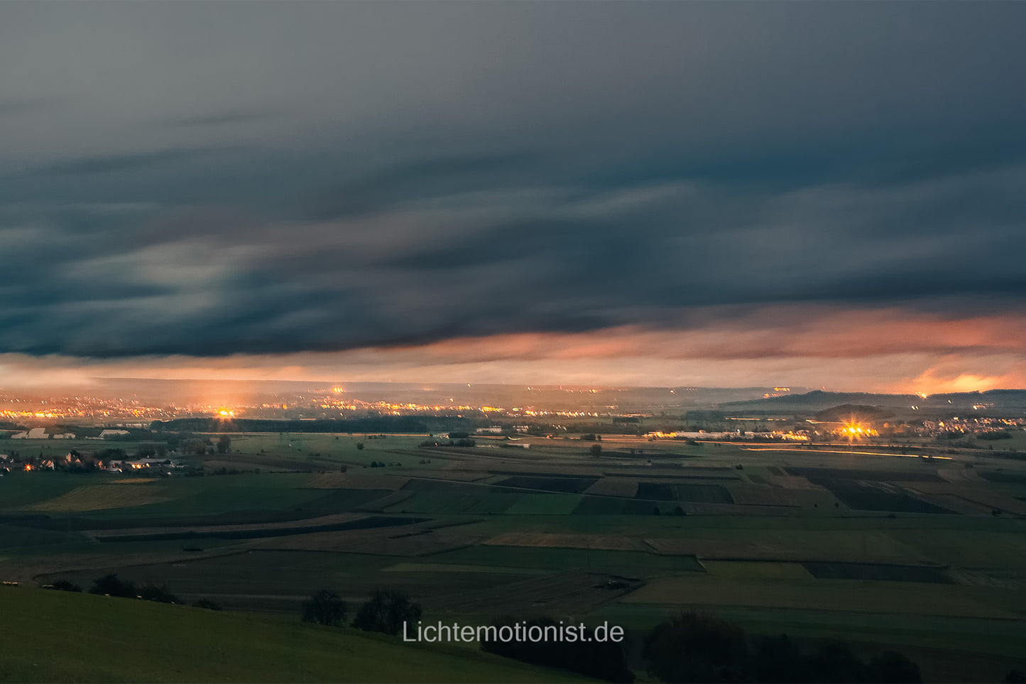 Leuchtende Dörfer im Tal