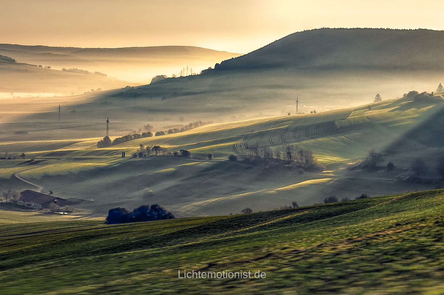Landschaftspanorama mit sanften Hügeln und Morgennebel