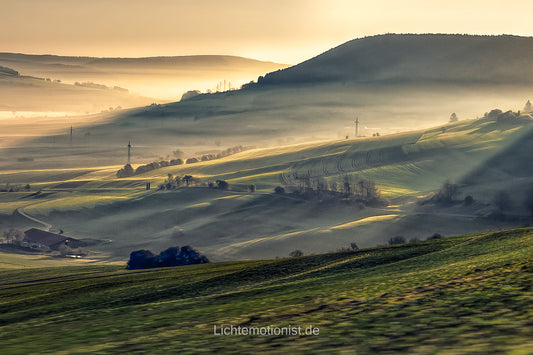 Landschaftspanorama mit sanften Hügeln und Morgennebel