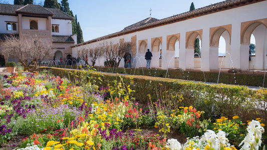 Blühender Garten im Generalife der Alhambra