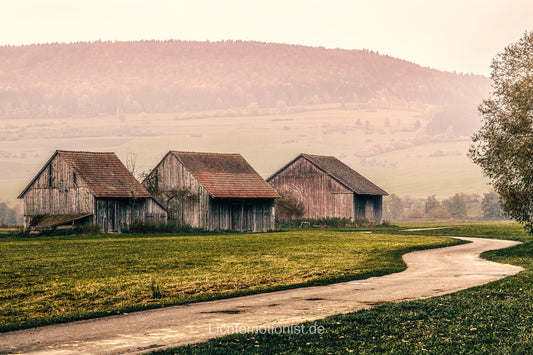 Scheunen in nebliger Stimmung